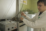  Молодой ученый кафедры "Микробиология" Альберт Загибуллин проводит исследования на программируемом биореакторе