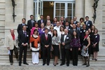 Лейсэн Шаяхметова с послом США во Франции и Монако Чарльзом Ривкином и участниками форума, Париж, 22 июня 2010г.