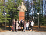 У памятника основателя Новосибирского Академгородка